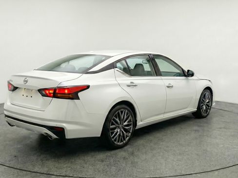 Used 2025 Nissan Altima 2.5 SV image 9