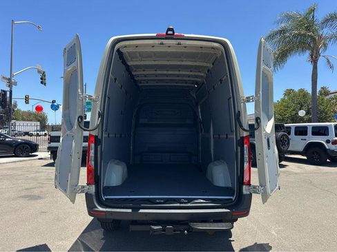 Used 2023 Mercedes-Benz Sprinter 2500 image 34