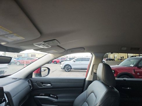 Used 2024 Nissan Pathfinder SL w/ Black Appearance Package image 9