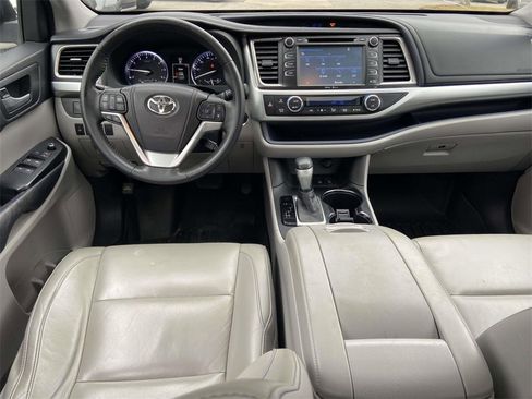 Used 2015 Toyota Highlander XLE image 11