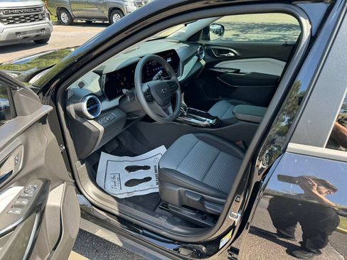Used 2026 Chevrolet Trax LT FWD image 3