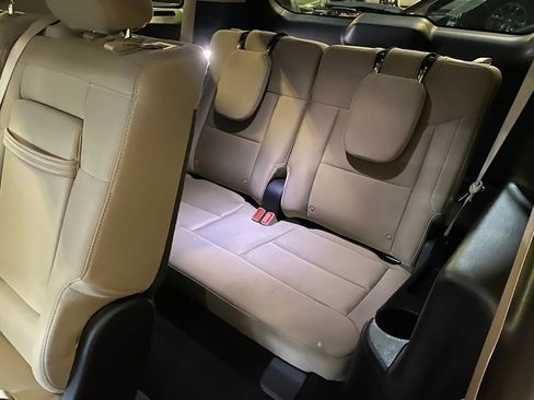 Used 2023 Ford Explorer XLT image 32