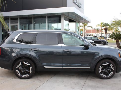 Certified 2024 Kia Telluride EX image 10