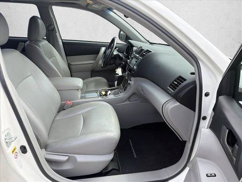 Used 2013 Toyota Highlander SE FWD image 25