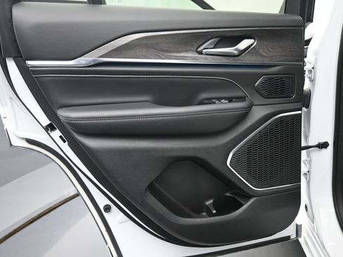 Used 2023 Jeep Grand Cherokee Overland image 14