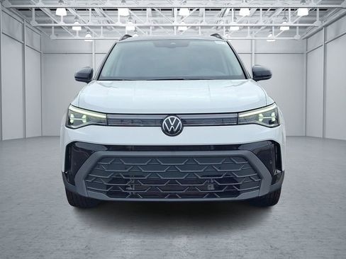 Certified 2025 Volkswagen Taos SE image 2