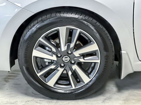 Used 2022 Nissan Versa SV w/ Trunk Package image 23