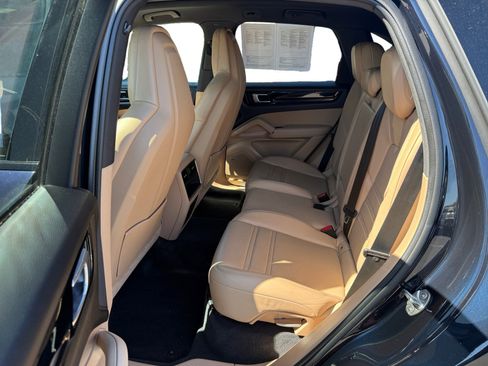 Used 2021 Porsche Cayenne AWD/4WD image 16