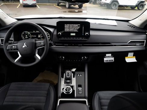 New 2025 Mitsubishi Outlander SE image 8