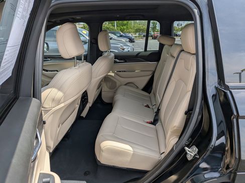 Used 2023 Jeep Grand Cherokee Limited w/ Black Appearance Package AWD/4WD image 19