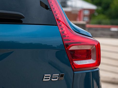 Certified 2023 Volvo XC40 B5 Plus AWD/4WD image 5