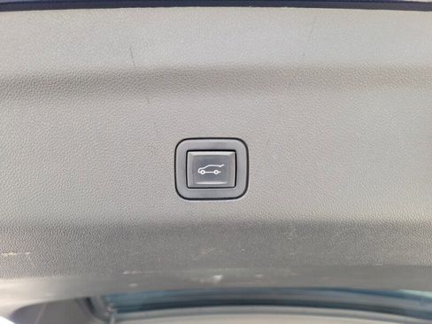 Used 2022 GMC Yukon SLT w/ SLT Luxury Package image 9