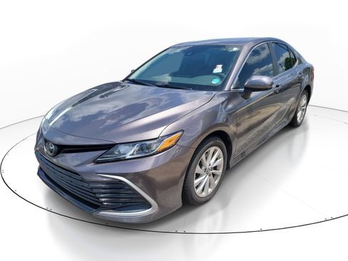 Used 2023 Toyota Camry LE FWD image 3
