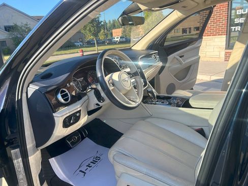 Used 2019 Bentley Bentayga image 16