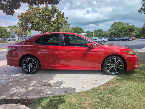 Used 2019 Toyota Camry SE FWD image 11