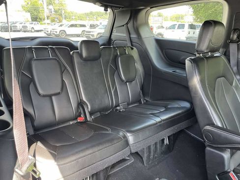 Certified 2025 Chrysler Pacifica Select FWD image 16