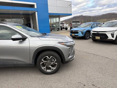 Used 2025 Chevrolet Trax LT w/ LT Convenience Package image 2