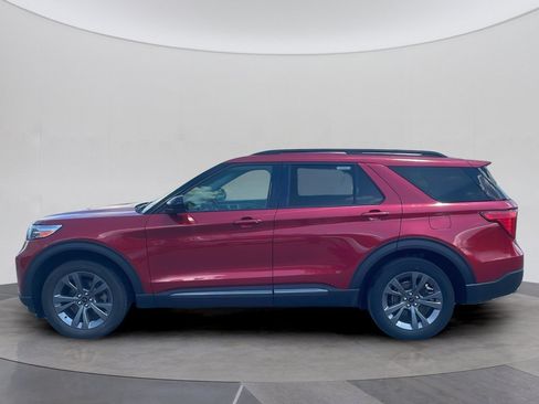 Used 2023 Ford Explorer XLT w/ Equipment Group 202A AWD/4WD image 2