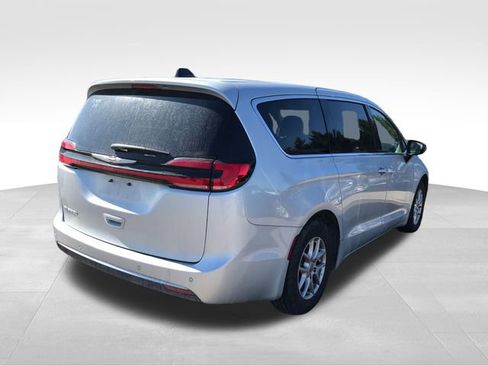 Used 2024 Chrysler Pacifica Touring-L image 2