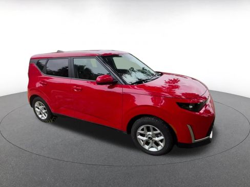 Used 2025 Kia Soul LX w/ LX Technology Package FWD image 2