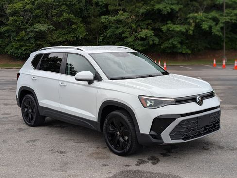 Used 2025 Volkswagen Taos SE w/ Black Wheel Package FWD image 11