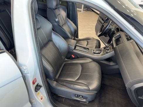 Used 2019 Land Rover Range Rover Evoque SE Premium image 12
