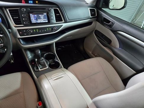 Used 2018 Toyota Highlander LE image 17