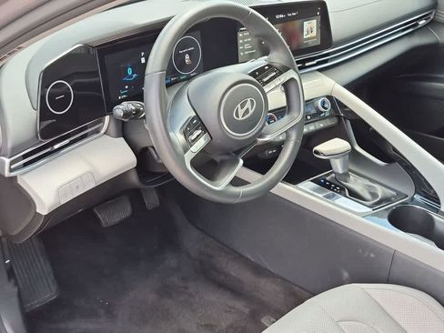 Used 2025 Hyundai Elantra Limited FWD image 2