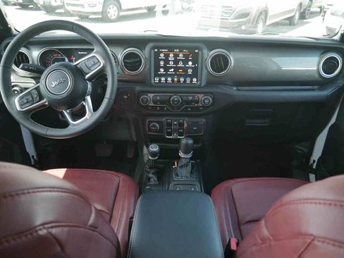 Used 2023 Jeep Wrangler Unlimited Sahara AWD/4WD image 5