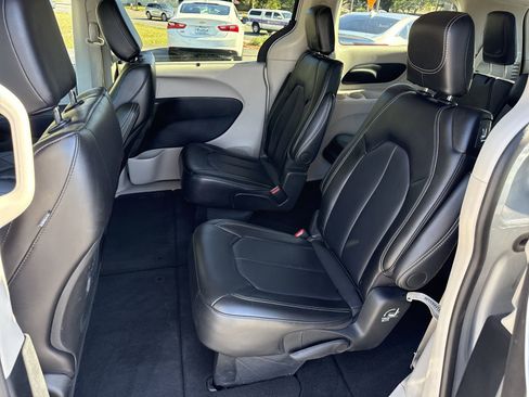 Used 2024 Chrysler Pacifica Touring-L image 10