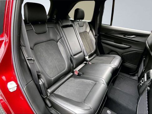 New 2025 Jeep Grand Cherokee Altitude image 9