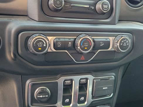 Used 2019 Jeep Wrangler Sport S image 24