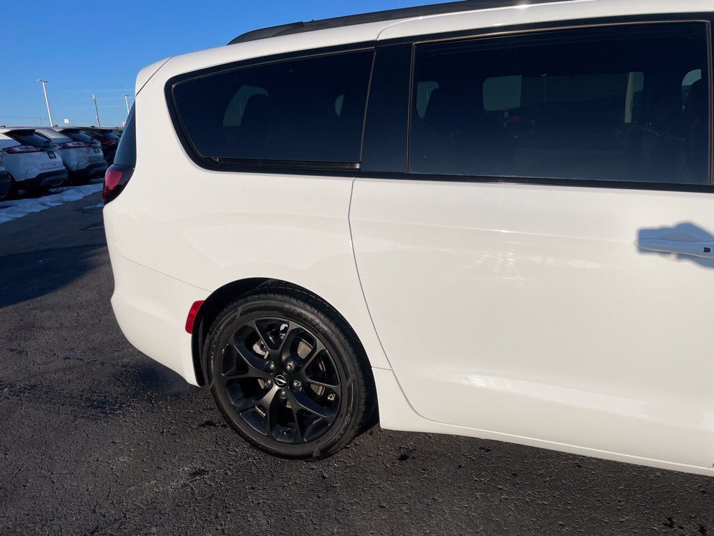 Used 2025 Chrysler Pacifica Limited FWD image 29