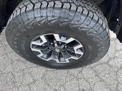 Used 2022 Toyota Tacoma TRD Off-Road AWD/4WD image 8