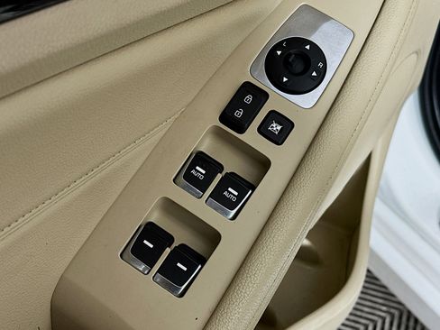 Used 2016 Kia Cadenza Base image 18