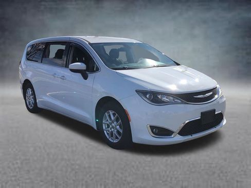 Used 2017 Chrysler Pacifica Touring Plus image 13