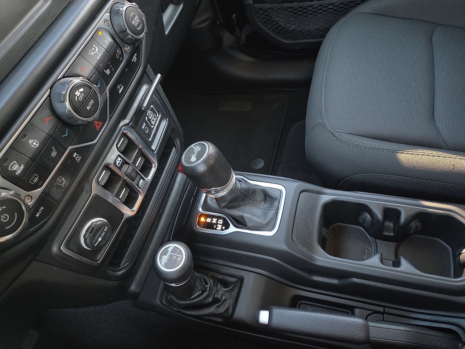 Used 2022 Jeep Wrangler Unlimited Sport AWD/4WD image 25