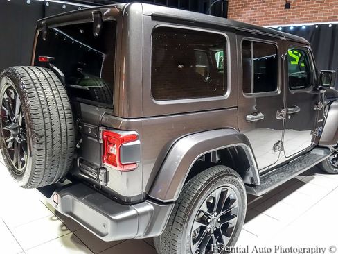 Used 2022 Jeep Wrangler Unlimited Sahara w/ Cold Weather Group AWD/4WD image 9