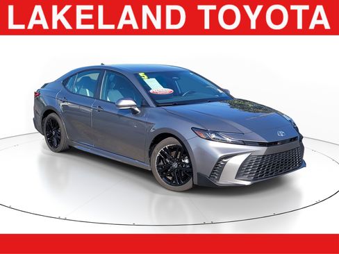 Used 2025 Toyota Camry SE FWD image 1