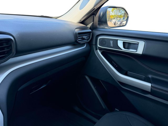 Used 2023 Ford Explorer XLT AWD/4WD image 30