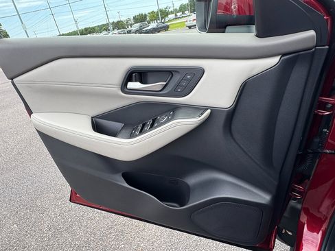 Used 2025 Nissan Rogue SL w/ Tech Package FWD image 20