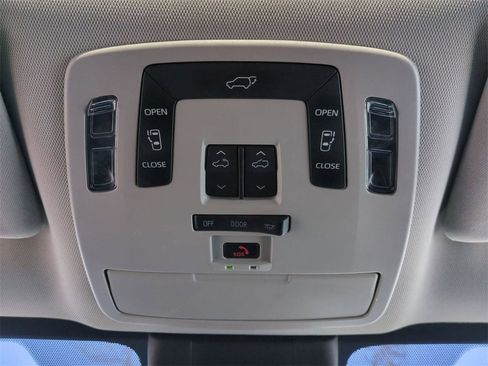 Used 2022 Toyota Sienna XLE image 15