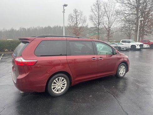 Used 2016 Toyota Sienna XLE Premium image 6