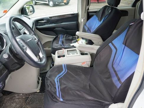 Used 2015 Chrysler Town & Country Touring w/ Driver Convenience Group FWD image 4