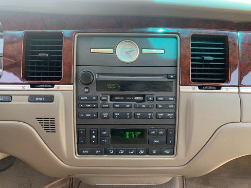 Used 2004 Lincoln Town Car Ultimate RWD image 12
