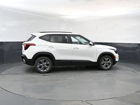 Used 2024 Kia Seltos S AWD/4WD image 6
