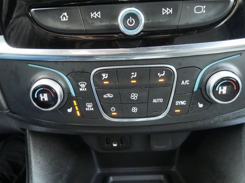 Used 2023 Chevrolet Traverse LT image 17