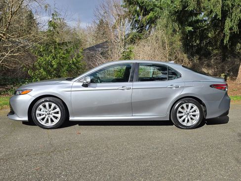 Used 2020 Toyota Camry LE image 2