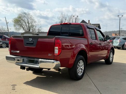 Used 2015 Nissan Frontier SV image 2
