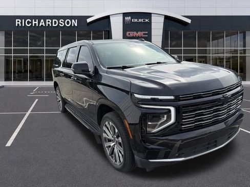 Used 2025 Chevrolet Suburban High Country AWD/4WD image 12